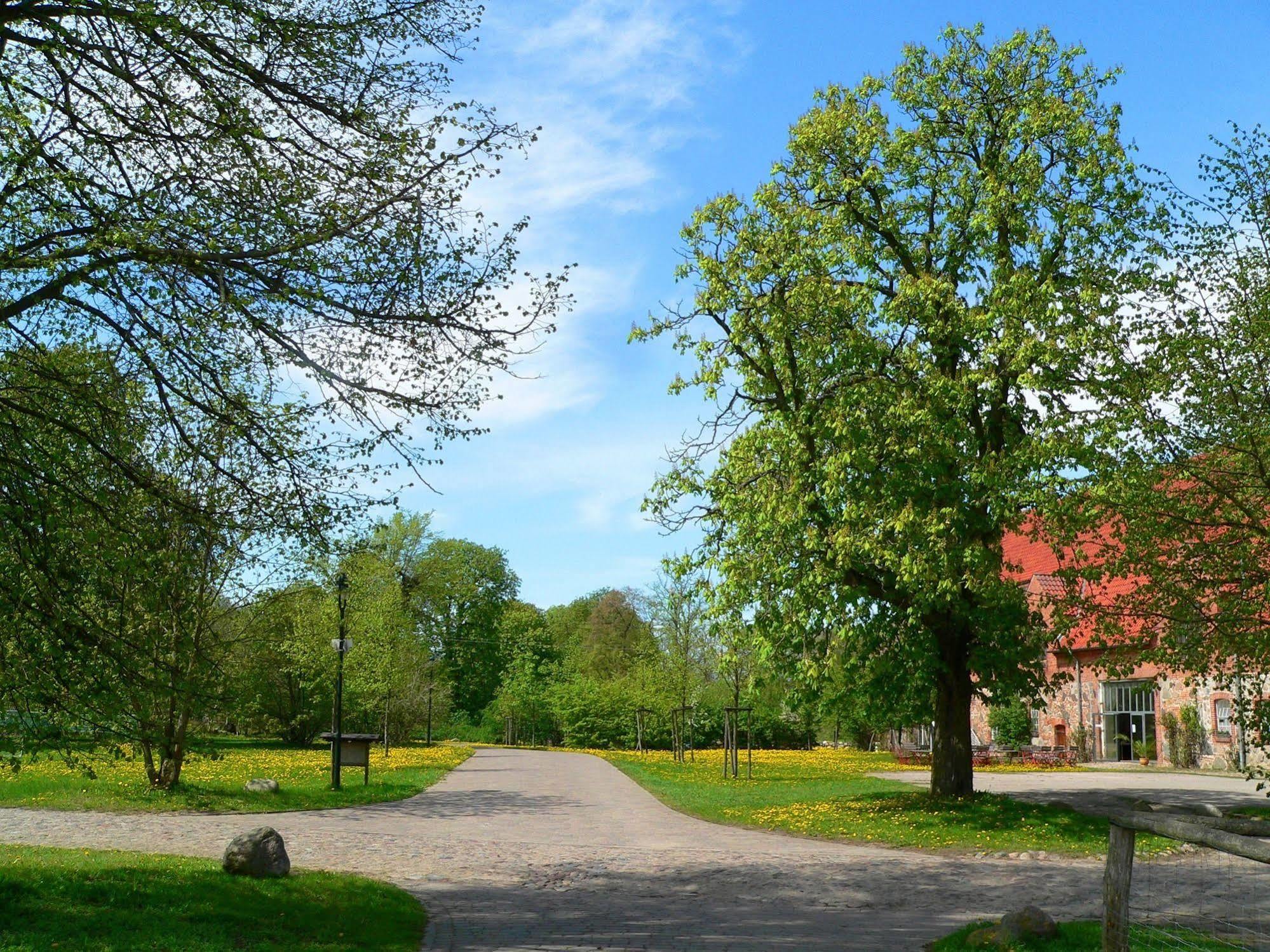Hôtel Gutshof Woldzegarten Extérieur photo